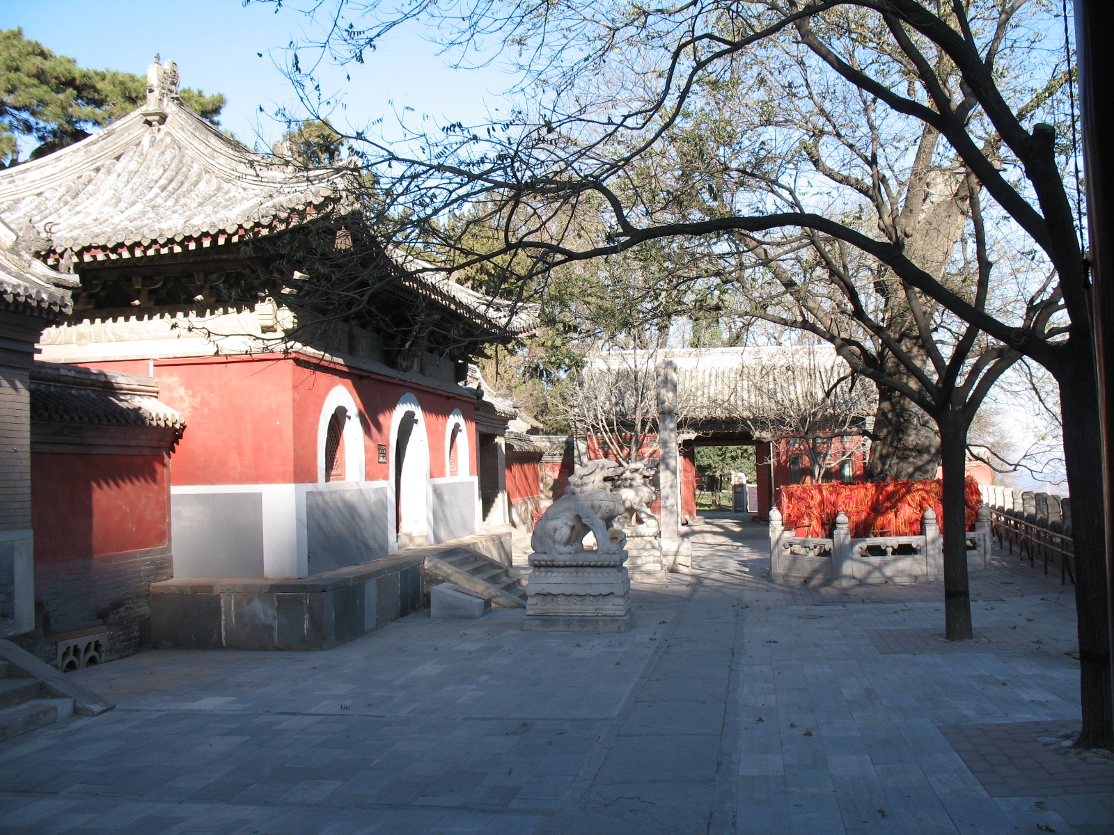 因寺内建有全国最大的佛教戒坛,民间通称为戒坛寺,又叫戒台寺