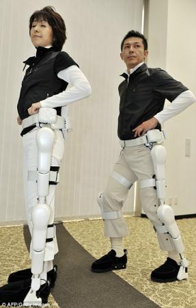 日本推出智能机械服辅助残疾人行走(组图)