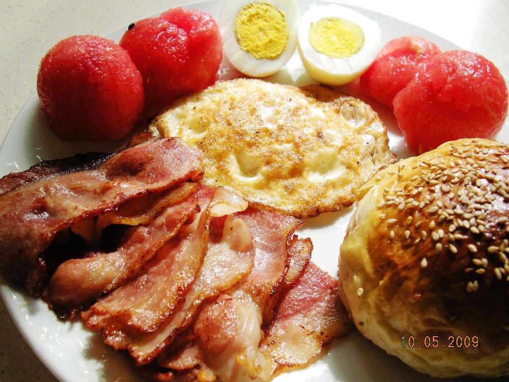面包鸡蛋早餐摄影图高清摄影大图-千库网