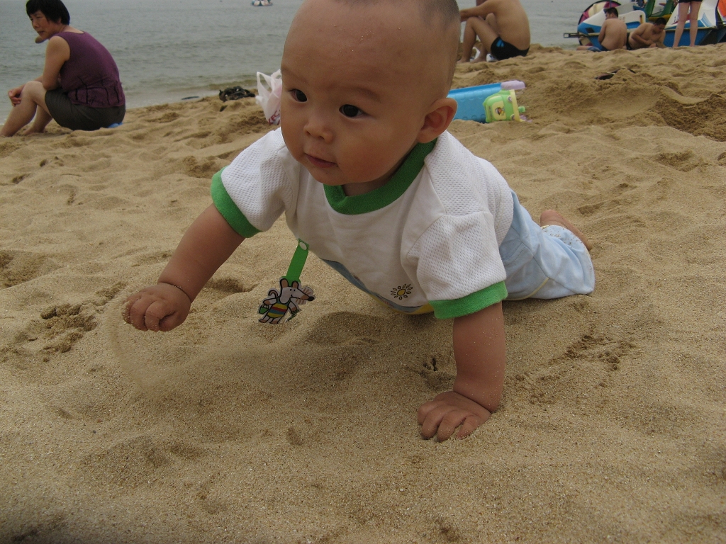宝宝在海边玩沙子图片素材-编号18123188-图行天下