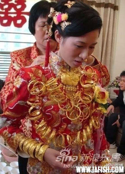 福建某老板女儿出嫁,婚礼上全身披金～这个太厉害了!