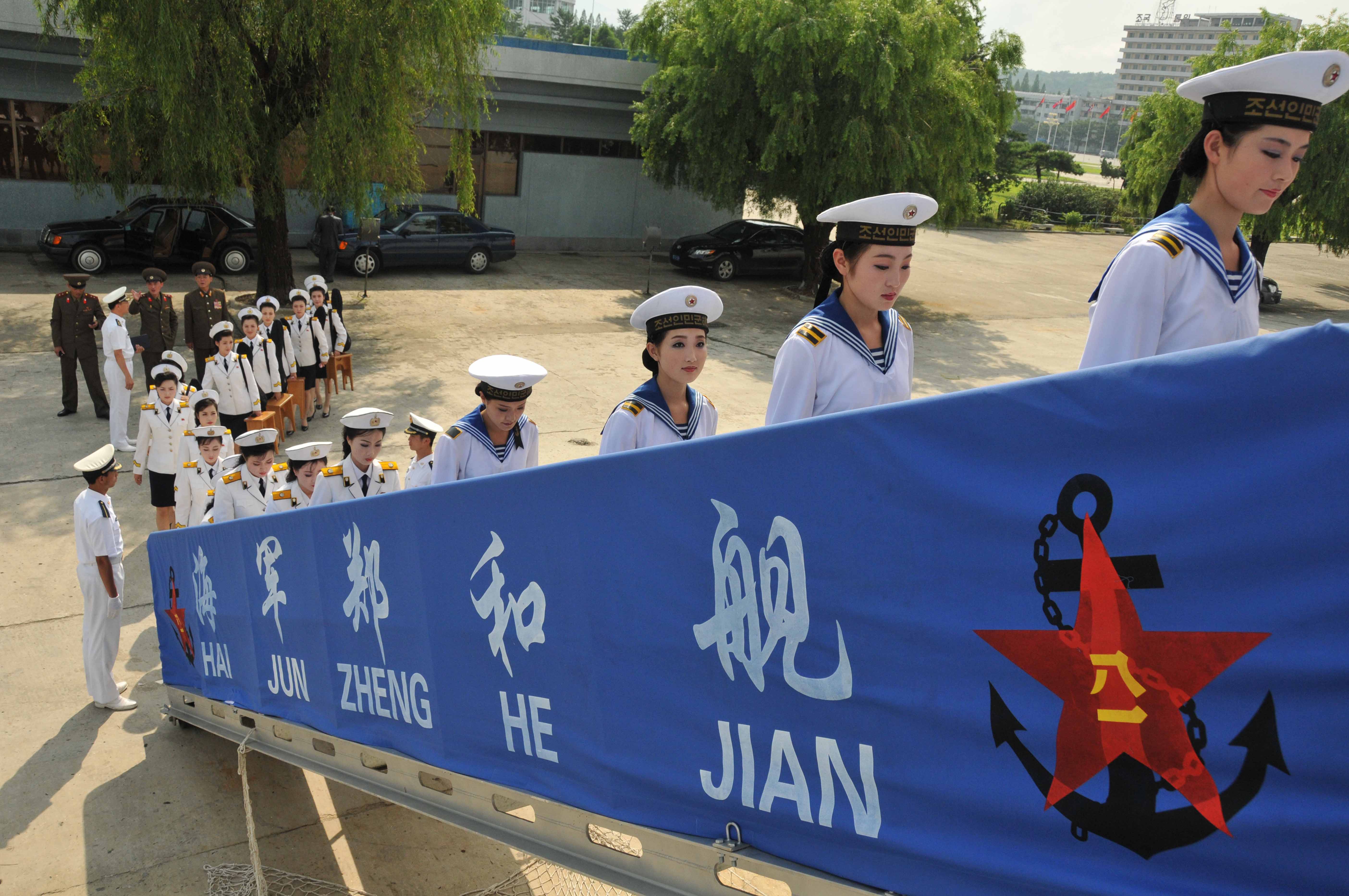 朝鲜海军文工团妹妹在郑和舰上与我军联欢.