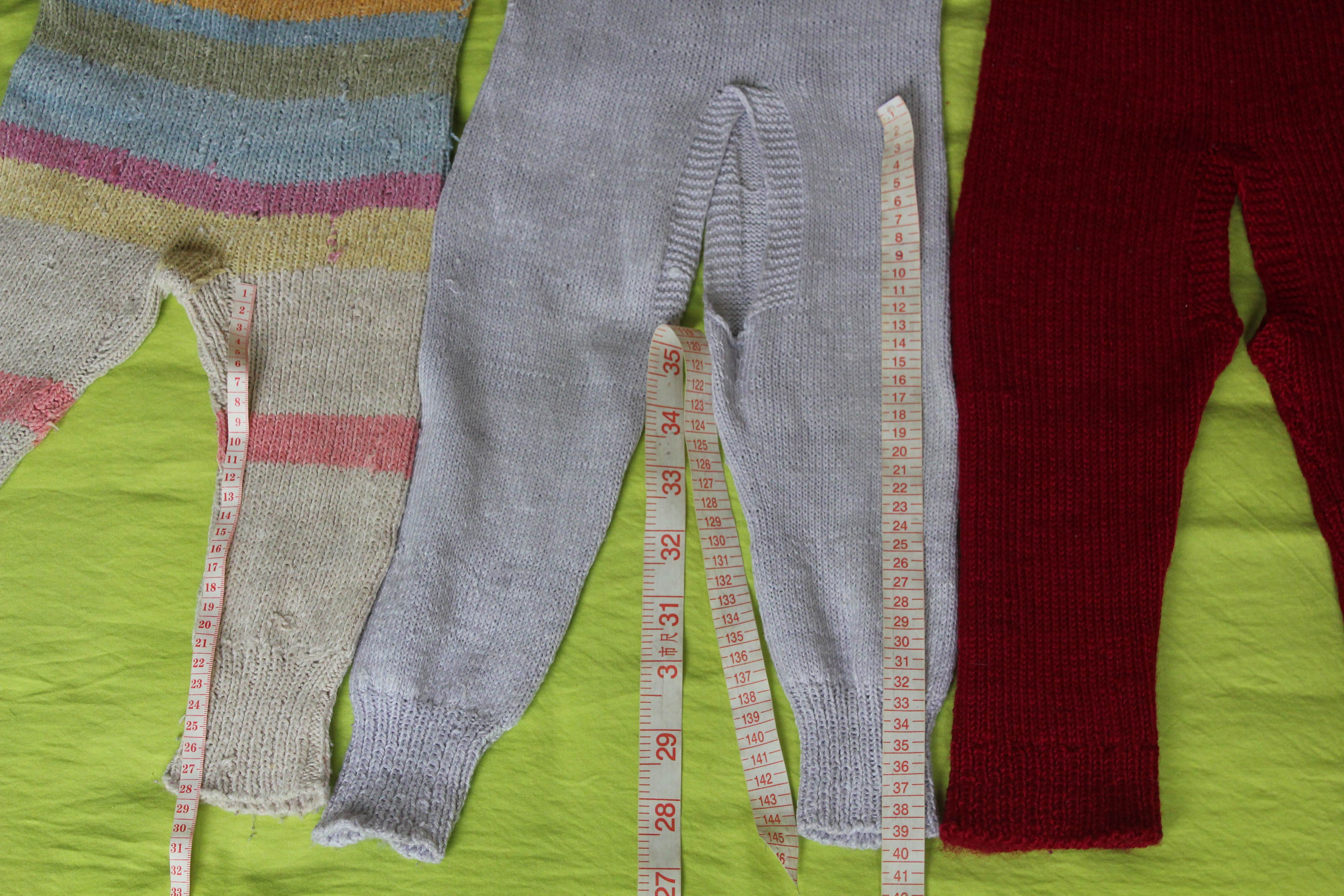 老人织的毛裤,腰比较高,能护住肚子,红色是厚的,另两条薄些,15元一条.