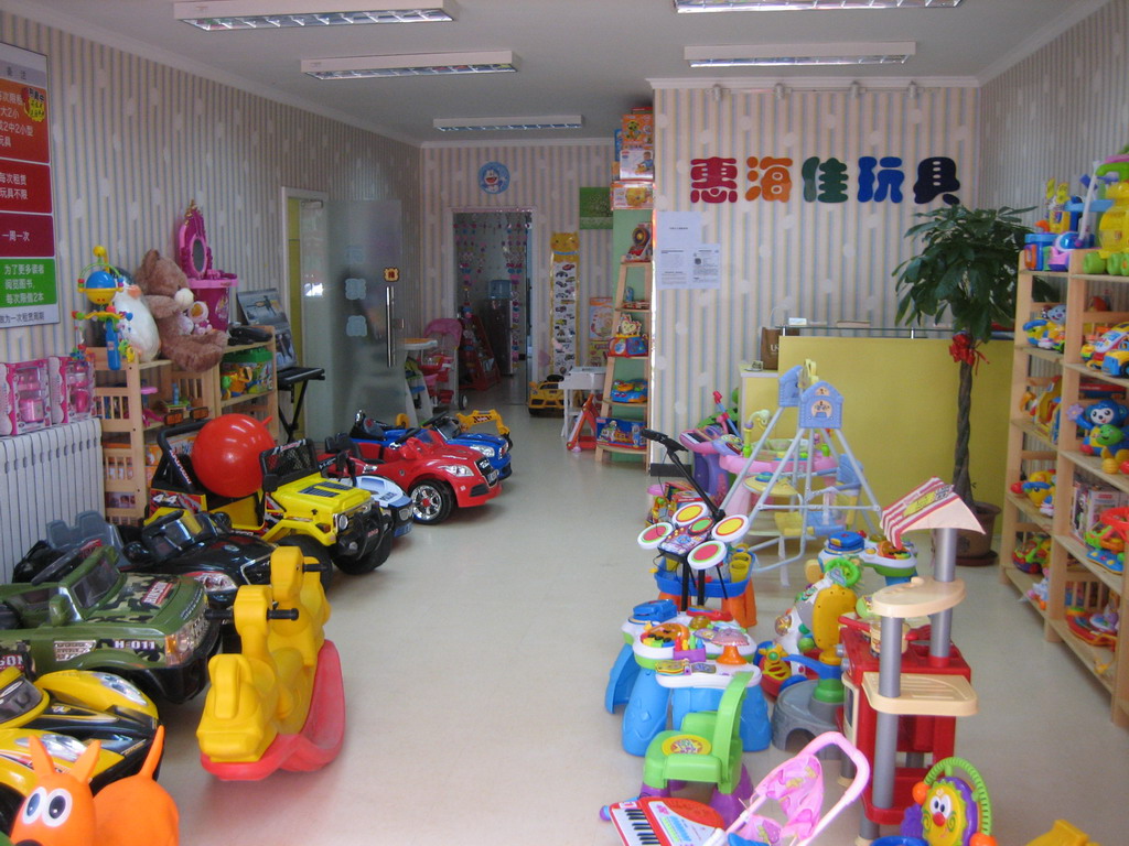 因工作原因被调到上海,忍痛转让,我们是天通苑地区唯一一家玩具租赁店,无竞争,精装修,会员认可度很高,营业执照齐全。 玩具都是大品牌:费雪,奥贝等,还有一个图书馆也在我们店里,全部正版图书。而且我们拥有多家合作伙伴,天通苑的瑞思英语,金宝贝早教,哈利贝贝摄影,还有著名的小毛驴农场等等都和我们有合作项目,这些软性资源我们都可以留给您 这家店的设计老板请的台湾设计师,LOGO很漂亮,会员很喜欢。