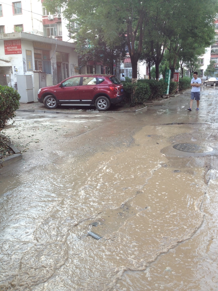 暴雨过后,小区泥泞一片,见内图