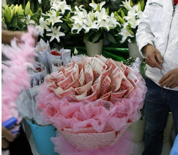 西安一花店50张百元钞扎成"鲜花(图-我还以为把钞票折成了花的